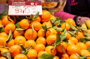 Valencia, İspanya 'da sebze ve meyve almak.