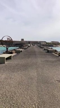 TARIFA, İspanya - 25 Mayıs 2024: 25 Mayıs 2024 tarihinde İspanya 'nın Tarifa kentinde Atlantik Okyanusu' nu Akdeniz 'den ayıran yoldaki ünlü sembol