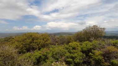 El Robledal, Sierra Tejeda, İspanya 'dan Maroma tepesine yürüyüş parkurundaki muhteşem manzaralar. 