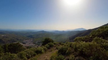Caballos nehri üzerindeki şelalelere kadar olan yürüyüş yolundan panoramik manzara, Tolox, Malaga, İspanya 'daki Sierra de la Nieves Ulusal Parkı