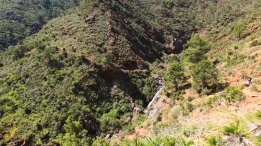 Caballos nehri üzerindeki şelalelere doğru yürüyüş yolu Tolox, Malaga, İspanya 'daki Sierra de la Nieves Ulusal Parkı