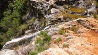 Caballos nehri üzerindeki şelalelere doğru yürüyüş yolu Tolox, Malaga, İspanya 'daki Sierra de la Nieves Ulusal Parkı