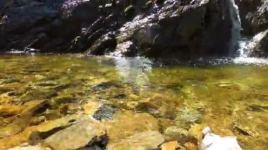 Caballos nehri üzerindeki şelalelere doğru yürüyüş yolu Tolox, Malaga, İspanya 'daki Sierra de la Nieves Ulusal Parkı