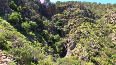 Caballos nehri üzerindeki şelalelere doğru yürüyüş yolu Tolox, Malaga, İspanya 'daki Sierra de la Nieves Ulusal Parkı