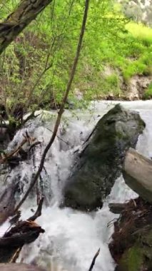 Monachil, Granada, İspanya 'daki Monachil nehri üzerinde Sabina' nın yürüyüş yolu.