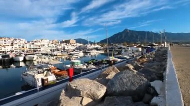 BANUS, İspanya - 16 Mart 2024: Banus, Marbella, İspanya 'da gün doğumunda yat marinası