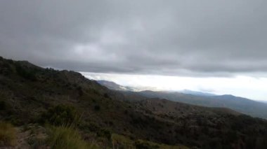 Fırtına gününde Maroma tepesine doğru yürüyüş yolunda sis ve bulutlar, Sierra Tejeda, İspanya 