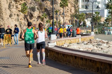 TORREMOLINOS, SPAIN - 4 Şubat 2024: Torremolinos, İspanya 'da Maraton de Torremolinos' un yarısında koşucular