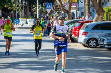 TORREMOLINOS, SPAIN - 4 Şubat 2024: Torremolinos, İspanya 'da Maraton de Torremolinos' un yarısında koşucular