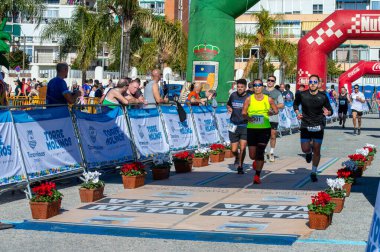 TORREMOLINOS, SPAIN - 4 Şubat 2024: Torremolinos, İspanya 'da Maraton de Torremolinos' un yarısında koşucular