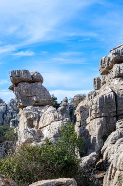 Torcal de Antequerra Ulusal Parkı 'nda yürüyüş, kireçtaşı kaya oluşumları ve Endülüs, Malaga, İspanya' da alışılmadık karst şekilleriyle tanınan.