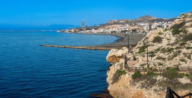 Sabah, kayaların üzerinde ve İspanya 'nın Rincon de la Victoria kentindeki 