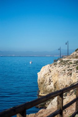 Sabah, kayaların üzerinde ve İspanya 'nın Rincon de la Victoria kentindeki 