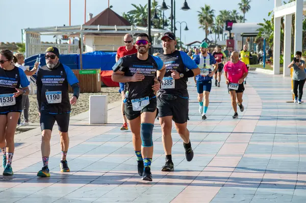 TORREMOLINOS, SPAIN - 4 Şubat 2024: Torremolinos, İspanya 'da Maraton de Torremolinos' un yarısında koşucular