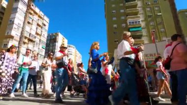 TORREMOLINOS, SPAIN - 24 Eylül 2023: 24 Eylül 2023 tarihinde İspanya 'nın Torremolinos kentindeki fuarın ilk günü olarak geleneksel San Miguel Romeria (Romeria de San Miguel) festivalinde hacılar