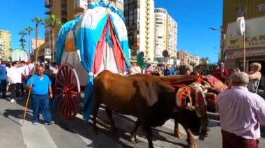 TORREMOLINOS, SPAIN - 24 Eylül 2023: 24 Eylül 2023 tarihinde İspanya 'nın Torremolinos kentindeki fuarın ilk günü olarak geleneksel San Miguel Romeria (Romeria de San Miguel) festivalinde hacılar