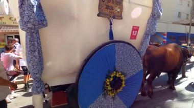 TORREMOLINOS, SPAIN - 24 Eylül 2023: 24 Eylül 2023 tarihinde İspanya 'nın Torremolinos kentindeki fuarın ilk günü olarak geleneksel San Miguel Romeria (Romeria de San Miguel) festivalinde hacılar