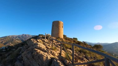 Akdeniz üzerinde gün doğumu. Tarihsel Torre Vigia De Cerro Gordo. Yağmacı korsanlara dikkat eden bir gözetleme kulesi. La Herradura, Andulasia, Güney İspanya