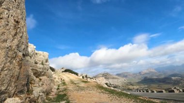 Antequerra Ulusal Parkı 'na giden yol, kireçtaşı kaya oluşumları ve Endülüs, Malaga, İspanya' daki alışılmadık karst yapılarıyla tanınıyor..