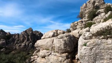 Torcal de Antequerra Ulusal Parkı 'nda yürüyüş, kireçtaşı kaya oluşumları ve Endülüs, Malaga, İspanya' da alışılmadık karst şekilleriyle tanınan.