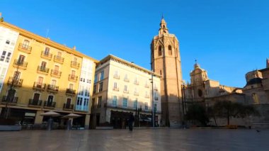 VALENCIA, İspanya - 2 Şubat 2024: Valencia Katedrali Valencia de la Virgen Town Square, İspanya 2 Şubat 2024