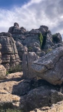 Torcal de Antequerra Ulusal Parkı 'nda yürüyüş, kireçtaşı kaya oluşumları ve Endülüs, Malaga, İspanya' da alışılmadık karst şekilleriyle tanınan.