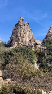 Torcal de Antequerra Ulusal Parkı 'nda yürüyüş, kireçtaşı kaya oluşumları ve Endülüs, Malaga, İspanya' da alışılmadık karst şekilleriyle tanınan.