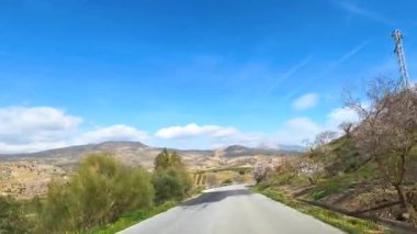 Antequerra Ulusal Parkı 'na giden yol, kireçtaşı kaya oluşumları ve Endülüs, Malaga, İspanya' daki alışılmadık karst yapılarıyla tanınıyor..