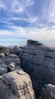 Torcal de Antequerra Ulusal Parkı 'nda yürüyüş, kireçtaşı kaya oluşumları ve Endülüs, Malaga, İspanya' da alışılmadık karst şekilleriyle tanınan.