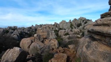 Torcal de Antequerra Ulusal Parkı 'nda yürüyüş, kireçtaşı kaya oluşumları ve Endülüs, Malaga, İspanya' da alışılmadık karst şekilleriyle tanınan.