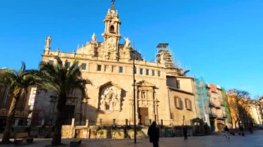 VALENCIA, İspanya - 2 Şubat 2024: İspanya Mimarisi 2 Şubat 2024 tarihinde İspanya 'nın Valencia kentindeki kamu ticari ve tarihi caddelerde