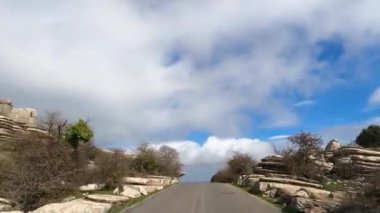 Antequerra Ulusal Parkı 'na giden yol, kireçtaşı kaya oluşumları ve Endülüs, Malaga, İspanya' daki alışılmadık karst yapılarıyla tanınıyor..