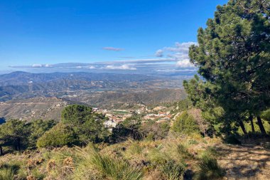 Fırtına gününde Maroma 'ya yürüyüş parkurundan panoramik manzara, Sierra Tejeda, İspanya 