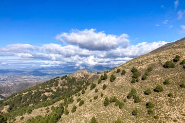 Fırtına gününde Maroma 'ya yürüyüş parkurundan panoramik manzara, Sierra Tejeda, İspanya 