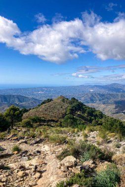 Fırtına gününde Maroma tepesine doğru yürüyüş yolunda sis ve bulutlar, Sierra Tejeda, İspanya 