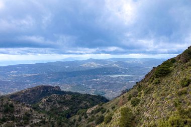 Fırtına gününde Maroma 'ya yürüyüş parkurundan panoramik manzara, Sierra Tejeda, İspanya 