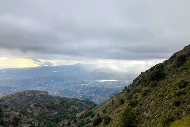 Fırtına gününde Maroma 'ya yürüyüş parkurundan panoramik manzara, Sierra Tejeda, İspanya 