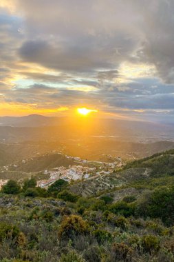 Fırtına gününde Maroma 'ya yürüyüş parkurundan panoramik manzara, Sierra Tejeda, İspanya 