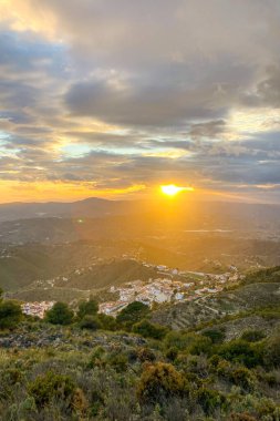 Fırtına gününde Maroma 'ya yürüyüş parkurundan panoramik manzara, Sierra Tejeda, İspanya 