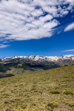 Karlı dağların panoramik manzarası bahar mevsiminde Mulhacen tepesine yürüyüş parkurunda, Sierra Nevada, Endülüs, İspanya