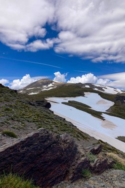 Karlı dağların panoramik manzarası bahar mevsiminde Mulhacen tepesine yürüyüş parkurunda, Sierra Nevada, Endülüs, İspanya