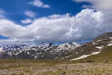Karlı dağların panoramik manzarası bahar mevsiminde Mulhacen tepesine yürüyüş parkurunda, Sierra Nevada, Endülüs, İspanya