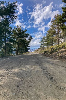 Karlı dağların panoramik manzarası bahar mevsiminde Mulhacen tepesine yürüyüş parkurunda, Sierra Nevada, Endülüs, İspanya