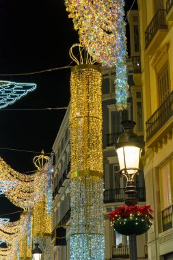 MALAGA, İspanya - 23 Aralık 2022: 23 Aralık 2022 İspanya 'nın Malaga kentindeki şehir merkezinde Noel süslemeleri