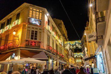 MALAGA, İspanya - 23 Aralık 2022: 23 Aralık 2022 İspanya 'nın Malaga kentindeki şehir merkezinde Noel süslemeleri