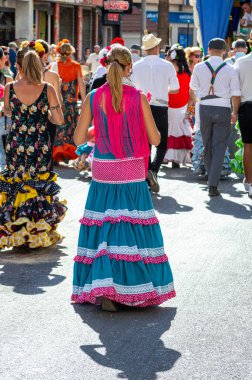 TORREMOLINOS, SPAIN - 24 Eylül 2023: 24 Eylül 2023 tarihinde İspanya 'nın Torremolinos kentindeki fuarın ilk günü olarak geleneksel San Miguel Romeria (Romeria de San Miguel) festivalinde hacılar