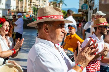 TORREMOLINOS, SPAIN - 24 Eylül 2023: 24 Eylül 2023 tarihinde İspanya 'nın Torremolinos kentindeki fuarın ilk günü olarak geleneksel San Miguel Romeria (Romeria de San Miguel) festivalinde hacılar