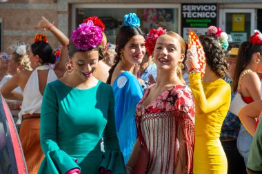 TORREMOLINOS, SPAIN - 24 Eylül 2023: 24 Eylül 2023 tarihinde İspanya 'nın Torremolinos kentindeki fuarın ilk günü olarak geleneksel San Miguel Romeria (Romeria de San Miguel) festivalinde hacılar