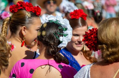 TORREMOLINOS, SPAIN - 24 Eylül 2023: 24 Eylül 2023 tarihinde İspanya 'nın Torremolinos kentindeki fuarın ilk günü olarak geleneksel San Miguel Romeria (Romeria de San Miguel) festivalinde hacılar