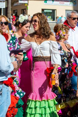 TORREMOLINOS, SPAIN - 24 Eylül 2023: 24 Eylül 2023 tarihinde İspanya 'nın Torremolinos kentindeki fuarın ilk günü olarak geleneksel San Miguel Romeria (Romeria de San Miguel) festivalinde hacılar